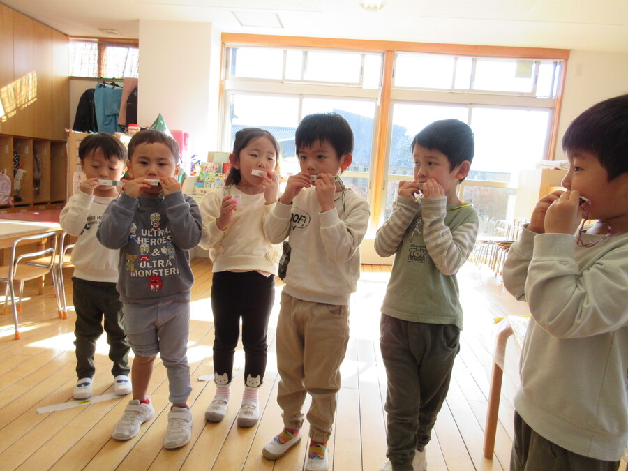 子どもたちが持っているのは”カズー”という手作り楽器です。穴に口をあてて声を出すと面白い音になる面白い楽器です。なんて言ってるでしょうクイズをして音を面白がったり、歌を歌って演奏会ごっこをしたりして先生やお友だちと楽しみました。