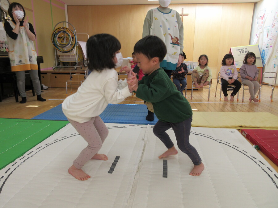 すみれぐみの子どもたちのお相撲。いろんなお友だちとお相撲を取ることで勝った喜び、負けた悔しさを経験することができました。泣いているお友だちの傍にそっと寄り添ってくれる優しいお友だちの姿に心が温かくなりました。大会では全員がメダルを目指して全力でお相撲を取る姿に成長を感じました。