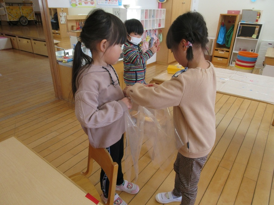 ゆり組の子ども達だけで活動の準備をしたり片付けをしたり、協力して様々なことが出来るようになってきました。進んで友達と一緒にシートを畳んだり、床のごみを拾ってお部屋をきれいにしたり。ばら組さんになることに期待を持ちながら過ごすゆり組さんです。