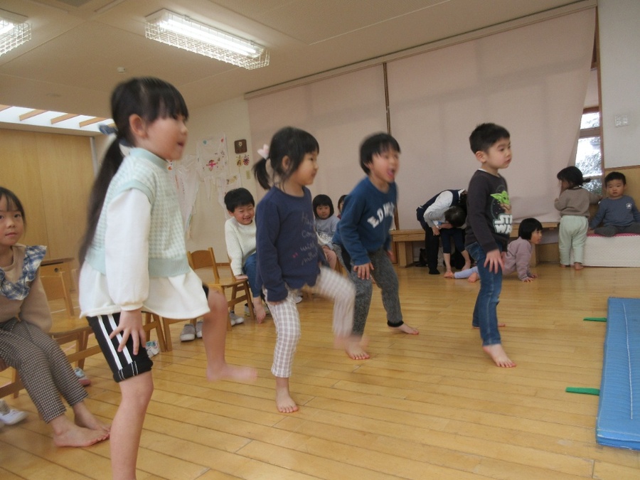 友だちに勝つために!頑張る気持ちを持ってお相撲大会に臨みました!「どすこーい!どすこーい!」四股を踏んで気合十分です!勝っても負けても友達の応援も頑張ってみんなで楽しみながら相撲をすることが出来ました。