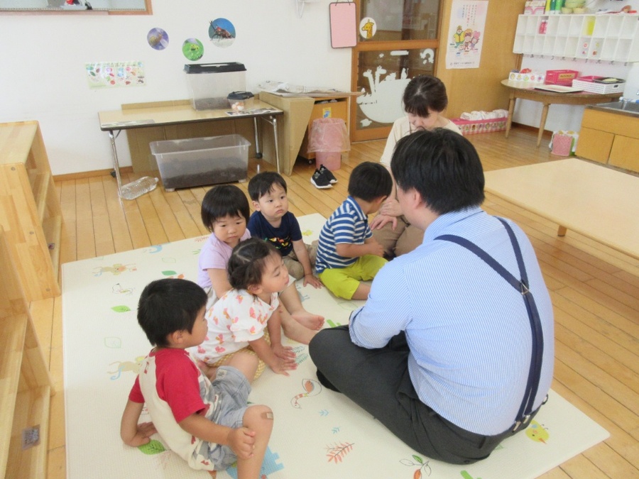 この夏、たんぽぽ組さんもお部屋で小さなお礼拝をスタートしました。吉川先生にお部屋に顔を出していただき、一緒に讃美歌を歌ったり、神様のお話を聞いたり、いつも守ってくださる神様を身近に感じられる時となっています。吉川先生のお顔を見ると、笑顔になってとても仲良しなんですよ♪お祈りも心を静かに出来るようになってきました♡