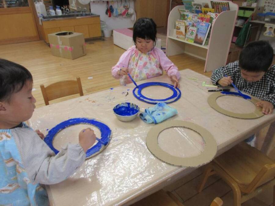 クリスマスプレゼントの「クリッペ」作りをしています。初めての聖誕劇に胸を膨らませている子どもたちはマリヤさん・ヨセフさんを見て「体この色がいいかな?」「かわいいからピンクにしよう」と一つ一つ丁寧に大事に作っていますよ☆