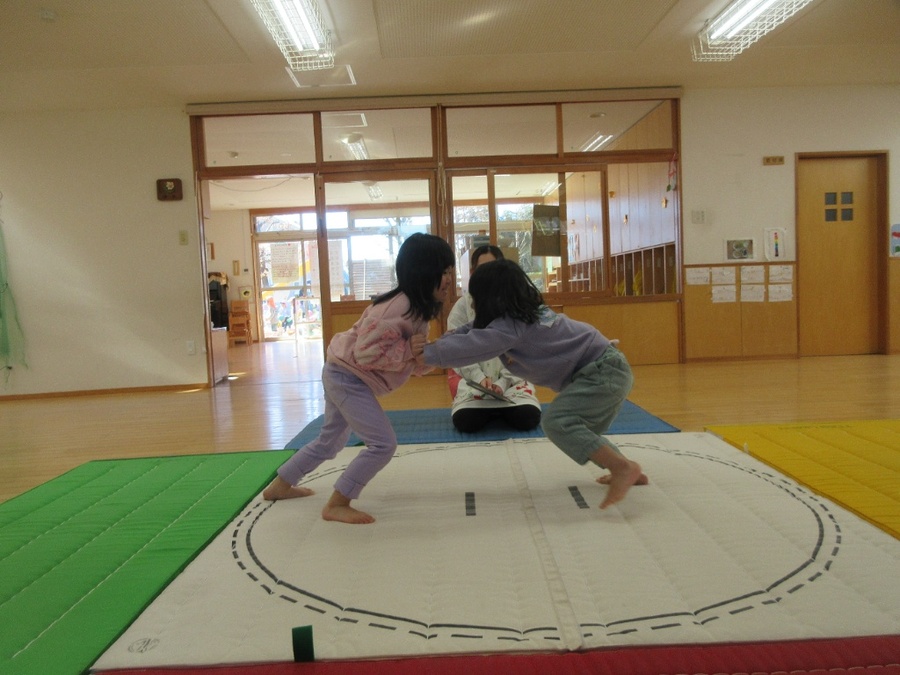 “お相撲大会”に向けてゆり組だけでも練習をしました!いろんなお友だちとするのはもちろん、女の子と男の子でもいい勝負なんです☆毎日のお手伝いで力もついているのか日に日に体力向上していましたよ!悔しい気持ち、嬉しい気持ちそれぞれありましたが体も心もまた一つ大きくなった子どもたちです。