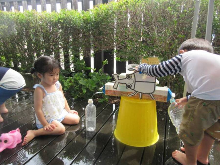 晴れた日には朝から目をキラキラさせて「今日水遊びする?」と聞いてくる子どもたち。プールでのんびりするお友だち、大好きな噴水に近づいて「きゃはは!」と喜ぶお友だち、色水の色の変化に「緑になった!どうぞ~」と驚くお友だち、みんな水遊びがだーいすきです!