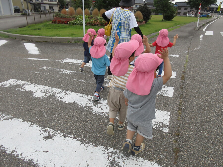 涼しくなり、少しずつ外に出て遊ぶ機会も増えており子どもたちもとっても嬉しそうです♪風を感じながら小さな歩幅で少しずつ進み、大好きなトラックを見ることができたり、秋の虫、自然に触れることができてみんなの目がキラキラ輝いていましたよ☆