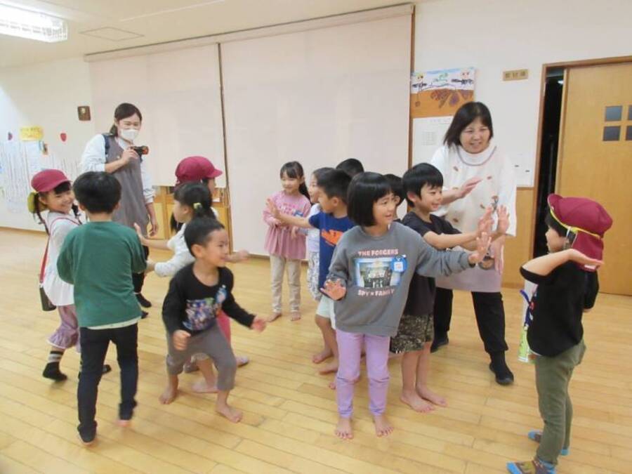 喜志麻保育園の年長組さんと一緒に遊びました。始めはちょっぴり緊張気味していましたが、遊ぶうちにみんないつもの笑顔になりました。「質問していい?好きな動物なに?」と自由に話しかけたり、「だるまさんがころんだ」に誘ったり、あっという間に友だちになりました。お互いに「また遊ぼうね!」と約束して、小学校で会えることを楽しみにしています。