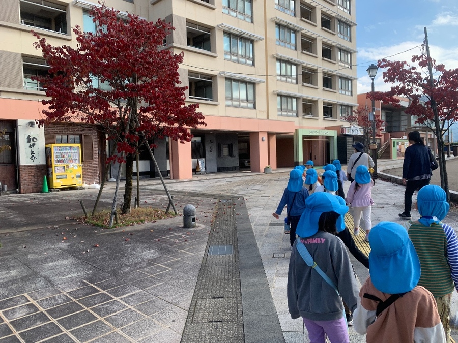 なんバス、城端線を利用して、福野に行きました。特に電車が嬉しかったようで、前日からみんなワクワクしていました。ヘリオス周辺の街路樹が黄色や赤に色づいていて、きれいな葉っぱを拾ったり、自然と♪まっかだな~まっかだな~♪と大合唱する子ども達。猿が辻公園では、どんぐりも拾ってお土産もできました。ゆったりと秋を満喫しながらの小旅行?のようでした。