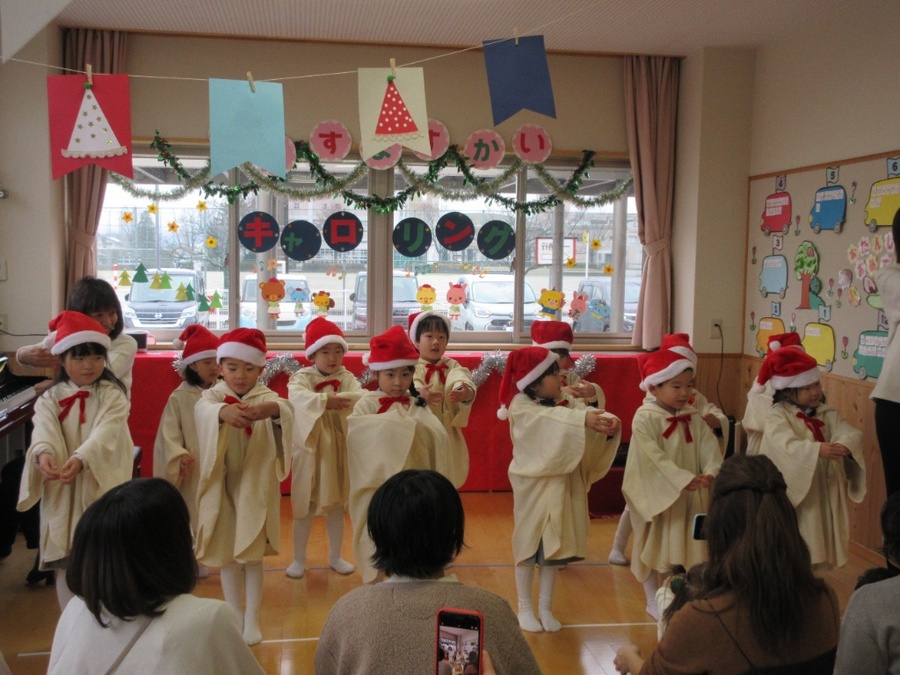 初めてのキャロリングでは、元気にクリスマスの訪れをお知らせに行くことができました。 最初は緊張気味だった子どもたちですが、幼稚園の代表として神さまのお手伝いができることに張り切って歌ったり、手遊びをしたりしていました。キャロリングのガウンを着ることも嬉しかったようで、部屋の鏡の前でくるくる回りながらファッションショーをしていた子どもたちです。