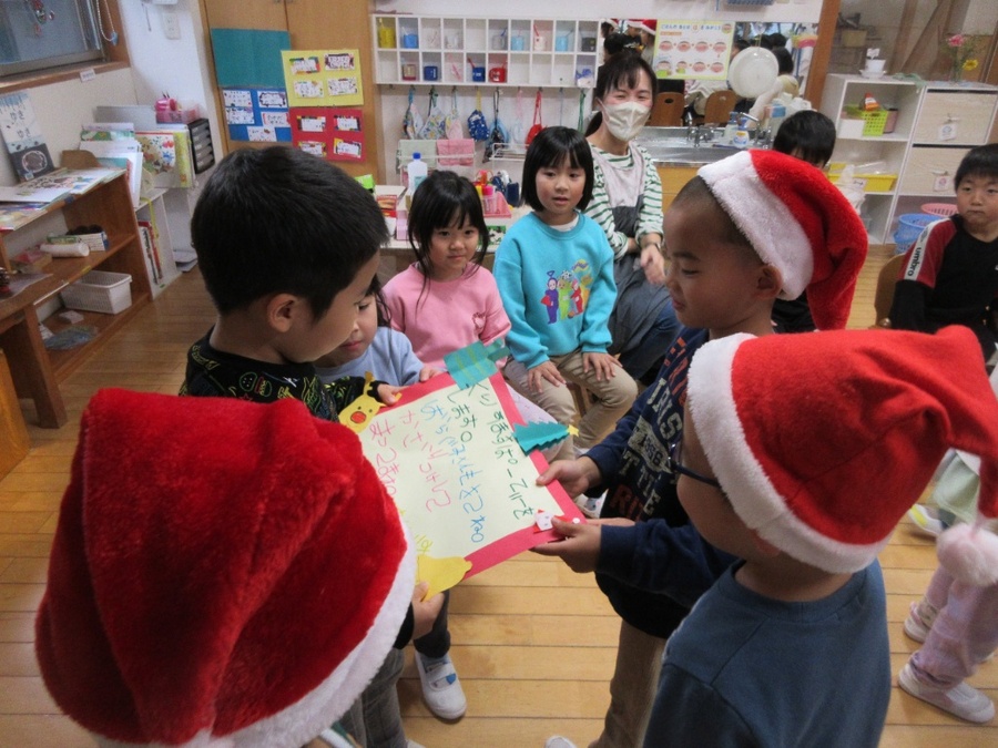 招待状を持ってゆり組サンタたちがクリスマスパーティーのお誘いに行ってきました。 「ここなんか寂しいなぁ…サンタさん作って貼ったらどう?」「輪繋ぎここにもあったらいいんじゃない?」と作っては飾ってを繰り返して素敵に部屋も飾り付けしました。当日はサンタゲームや宝探し、キャンドルサービスをして、最後はみんなでクッキーも食べました。ばら組さんも喜んでくれてパーティーは大成功☆