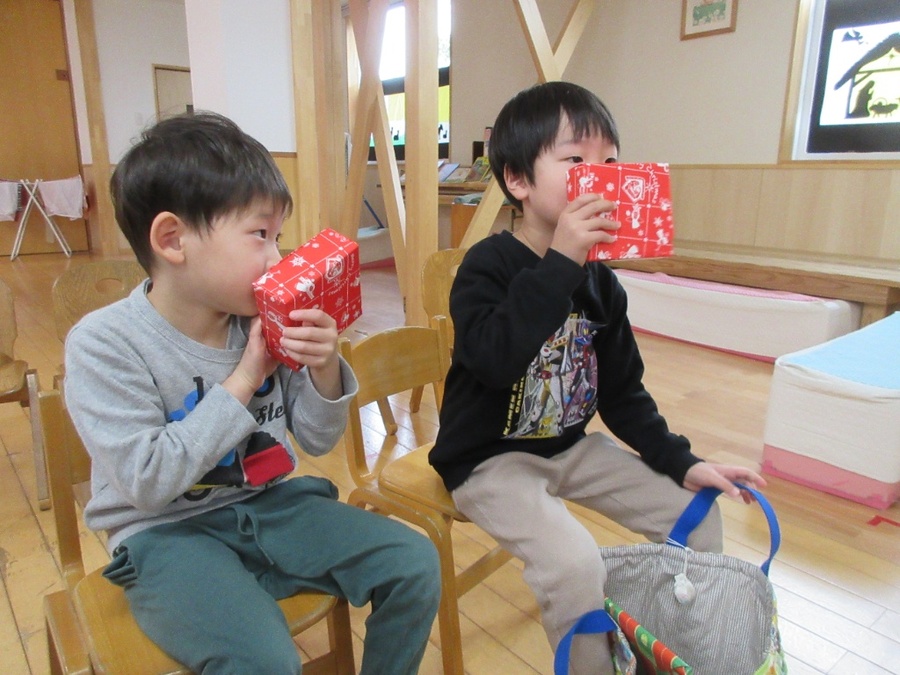 この日は待ちに待ったサンタさんが来てくれました!サンタさんへの質問コーナーでは、事前にゆり組みんなで話し合って決めた「サンタさんの服はどこで買ったんですか?」を聞くことができました。サンタさんからの答えは「魔法!!」イオンかな?と予想していた子どもたちは、サンタさんの答えに「えーっっすごい☆彡」と目を輝かせていましたよ(笑) プレゼントを貰うと、振ってみたり、においを嗅いでみたりして「なんか外国の匂いする」と大興奮。楽しい嬉しい1日になりました。
