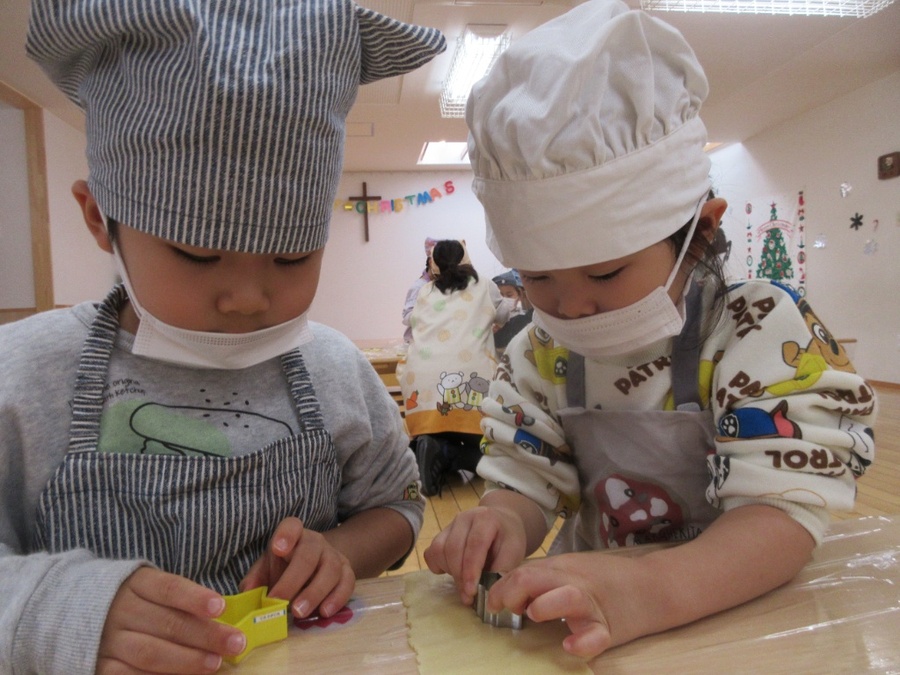 2、3日前から「どのクッキーの型持ってこようかな~」と考えていた子どもたち。いろんな形をお家から持ってきてたくさんたくさん型抜きをしました。よく粘土でクッキーを作って遊んでいたので、本物のクッキーが作れることが嬉しくって、ウキウキでした。焼きたてクッキーは美味しくって、大切にちょっとずつ食べていて、まるでりすさんたちみたいでしたよ♡