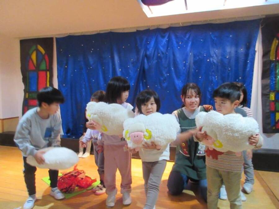 ゆり組、ばら組さんの聖誕劇を見せてもらったすみれ組さん。一緒に聖誕劇をさせてもらいました。「やってみたい!」がいっぱいの子どもたち。お兄さん、お姉さんに教えてもらいながら、いろんな役にチャレンジしていました。