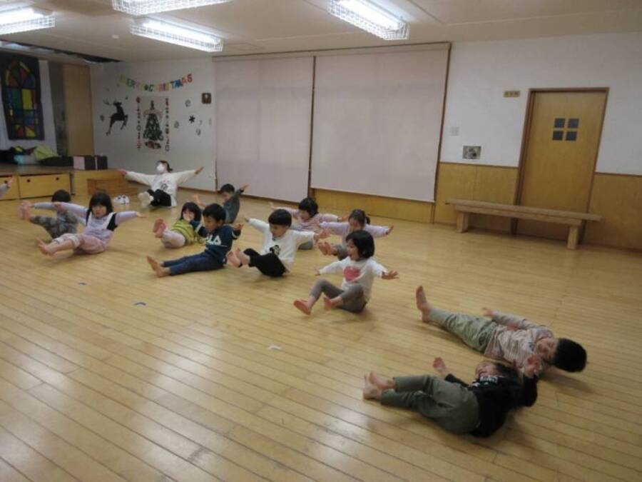 今までとはちょっと違った体操教室。先生の真似っこをしたり、先生にコツを教えてもらってやってみたり。「難しいけどやってみよう!」そんな気持ちを持ってやってみました。初めての縄跳び、跳び箱にもチャレンジしました。