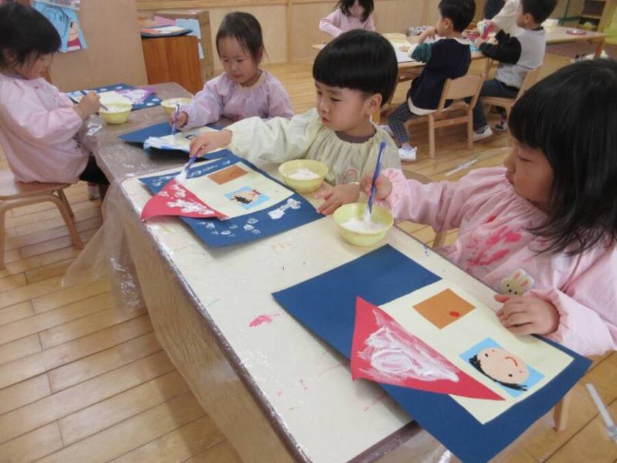 みんなの大好きな歌「ゆきのペンキやさん」。実際はあまり雪が降ってくれず、ちょっぴり寂しい子どもたちですが、不思議な泡で雪を表現してみました。なんと泡の招待はシェービングフォーム!「おとうさんつかってる!」とみんな興味津々♪歌を口ずさみながら雪を表現していました。