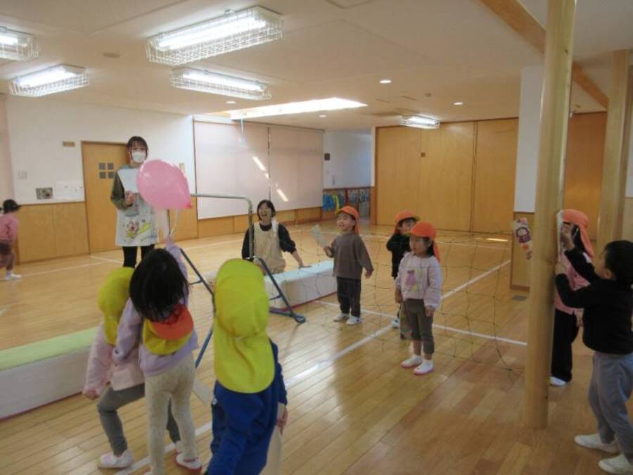 幼稚園のお年玉でいただいた羽子板。だるまの塗り絵をしたら早速みんなで羽根つきにチャレンジです。初めはお友だち、先生と何回続けられるかな?風船を追いかけてみんなとっても上手!それなら対戦してみよう!ホールいっぱいを使って、チームのお友だちと力を合わせて相手に一生懸命返していました。勝ち負けの楽しさも味わうことができました。