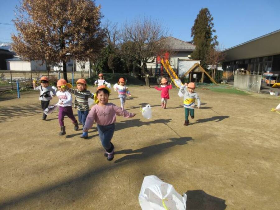 冬らしくない晴れの日を過ごしており、それならばと手作り凧を持ってお外に。勢いよく走って風を感じるだけでなく、立ち止まって風の力で凧が動くのを発見していました。また風の強い日にまた凧で遊んでみたいと思います。