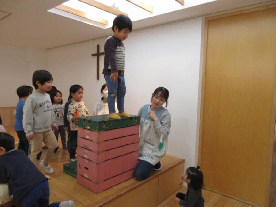 折り紙で作ったくるくるヘリコプター。高いところから落とすとくるくる回る面白い手作りおもちゃです。椅子に上からだともに足りない!いろんな高いところを見つけて遊びました。簡単に折れて楽しいおもちゃで、次の日もひたすら作っているお友だちもいました。