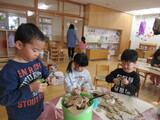 お店屋さんごっこ準備中
