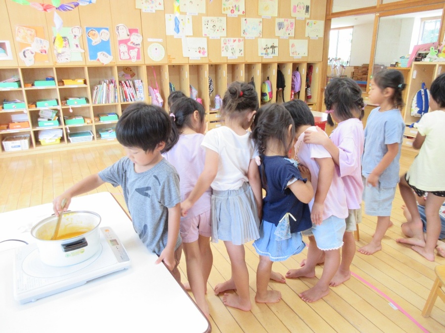 採ってきた梅を使って今度は梅ジャム作りに挑戦!鍋でグツグツ…「甘い匂いしてきた!」「早く食べたい!」ワクワクが止まりません!ちょっと一口味見して「甘酸っぱくて美味しい♡」他のクラスにおすそ分けも楽しみになりました♪
