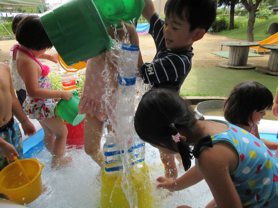 水遊びではいろいろな遊びの中で、水の楽しさを味わいました。第一弾はペットボトルとストローを使った手作りおもちゃです。上から水を入れると下についているストローから水が出てきます。たくさん入れると勢いよく出てきたり、水が少なくなると出てこなくなったり…他にも様々な発見をしていました!