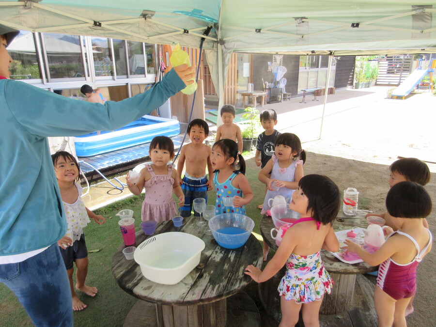 第3弾は色水遊びです。先生の色水マジックに興味津々の子どもたち。透明だった水がペットボトルを振ると赤色、黄色、青色に変わった!!びっくりして口が半開きになってしまっています(笑)マジックの後に好きな色を混ぜてみるとまたまた違った色に変わった!!色が変わることが嬉しくてどんどんいろんな色を作っていく子どもたちでした。