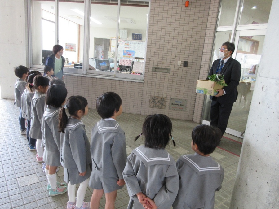 いつもお散歩でお世話になっている中学校へ野菜や果物を持って収穫感謝の訪問に出かけました♪「あかーいりんごー♪」とありがとうの讃美歌を歌って日々の感謝の気持ちをしっかりお伝えしてきました。これからも楽しいお散歩をさせてください♪