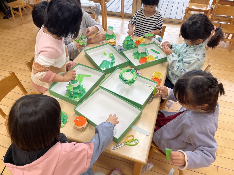 献金の話を聞いて今年はクリスマスツリーの献金箱を作りました。お家でお手伝いをしたり少しおやつを我慢して献金箱にお金を入れることを伝えると、「洗濯物畳むお手伝いする!」「お皿並べる!」などお手伝いを頑張る声がたくさん聞こえてきました。世界中で困っている方々にも少しでも元気を与えられ、明るいクリスマスをお迎えすることが出来ますように☆