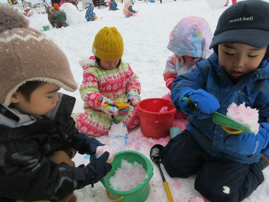 白く積もった雪に「真っ白!」と雪遊びが楽しみ♪ソリをしたり、雪に色をつけてアイスクリーム屋さんをしたり、大きな雪玉を作って雪だるまを作ったり楽しみました♪雪遊びをしているとすぐに時間が経ってしまうほど、とても楽しい時間となりました☆