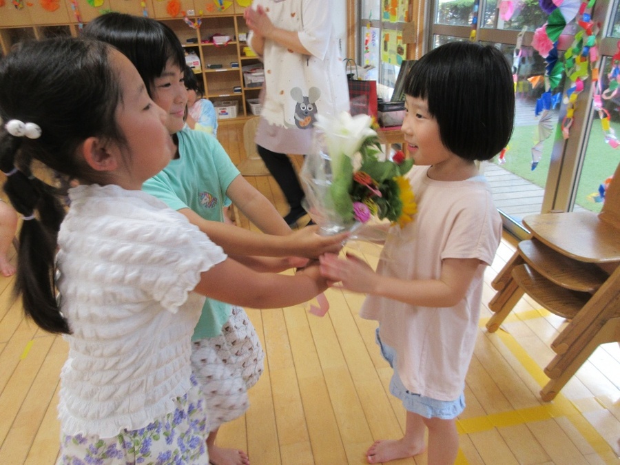 ”元気でね、ずっと友だちだよ♡” 14人全員でお別れ会をしたいとの思いから、2日間に分けて行いました。1日目は”梅ジュース”と”じゃがバター”で手作りおやつタイム。「おいし~‼」と大満足の子ども達。自分達で育てたジャガイモ、そしてみんなで美味しさを共有できたからこそ、格別の味だったのでしょうね。そして、2日目はゲーム大会。グループ毎にゲームのルールを決めたり、司会やメダルを作ったりして準備をしました。今でも「Hちゃんとまた会えますように」「Hちゃんが元気でいられますように」とお祈りに加えるお当番さんの優しさと子ども同士の絆を嬉しく思います。