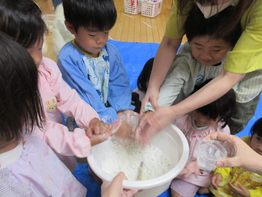 魔法の粉に水を入れると…「あれ?きいろに?」「あれれ?固まったり、溶けたり」。子どもたちには内緒ですが、これ片栗粉なんです!先生がお鍋でぐつぐつしてみるとなんとプルプルの塊に!いろんな発見がありました。