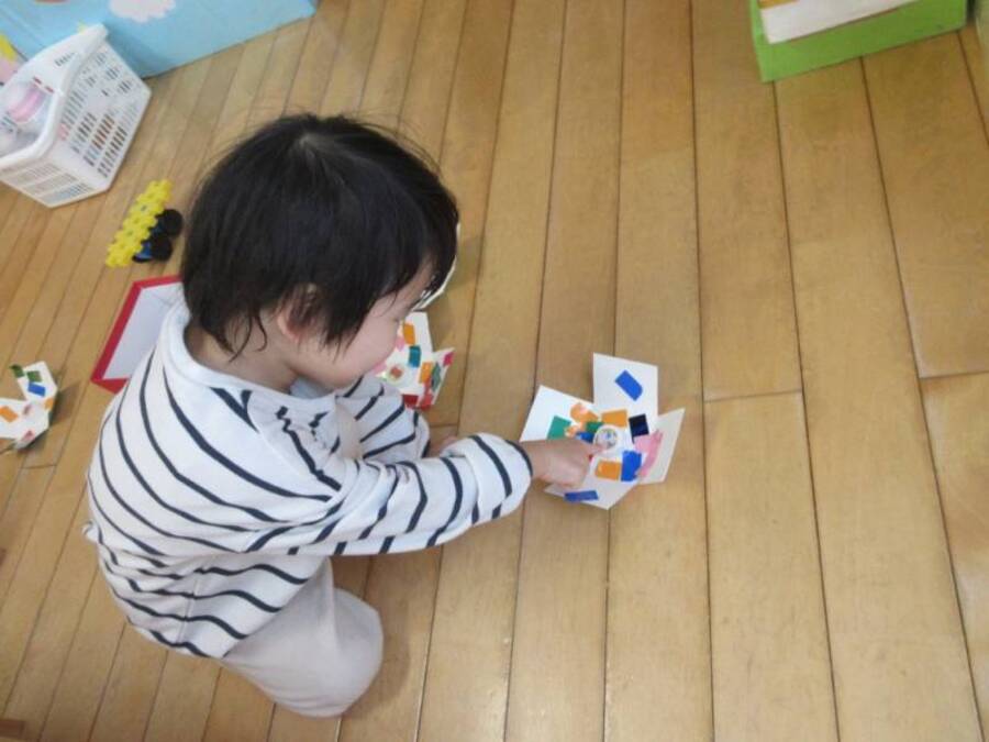 牛乳パックでこまを作りました。ペットボトルのふたで作ったつまみで指先で回したり、羽を手ではらって回したり、自分で工夫して回すことを楽しめました。飾りのテープの貼り方もいろいろで、きれいに並べて貼っているお友だちもいればつまみの部分にたくさん重ねて貼ったりそれぞれの個性が見られました。