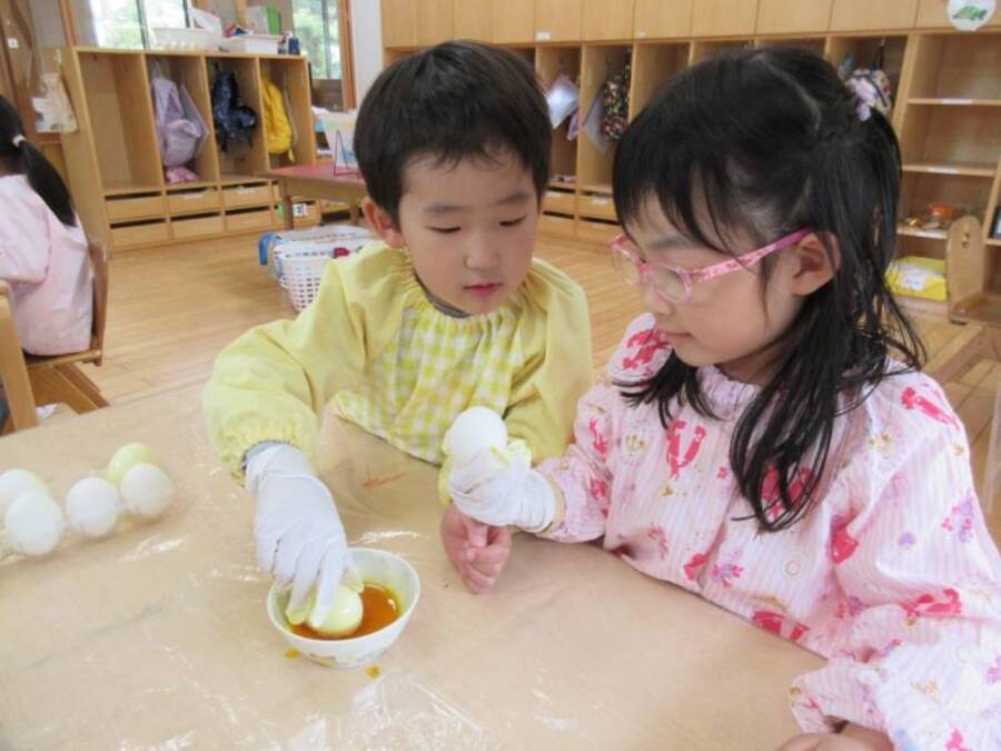 イエスさまの復活を復活をお祝いするイースター。みんなで卵に色付けをしました。赤、黄、緑それぞれに意味があることを知り、よりイースターの喜びを感じた子どもたち。自分たちが色を付けた卵を使っての卵探しは大盛り上がり!幼稚園のみんなでみんなでイースターをお祝いすることができました。