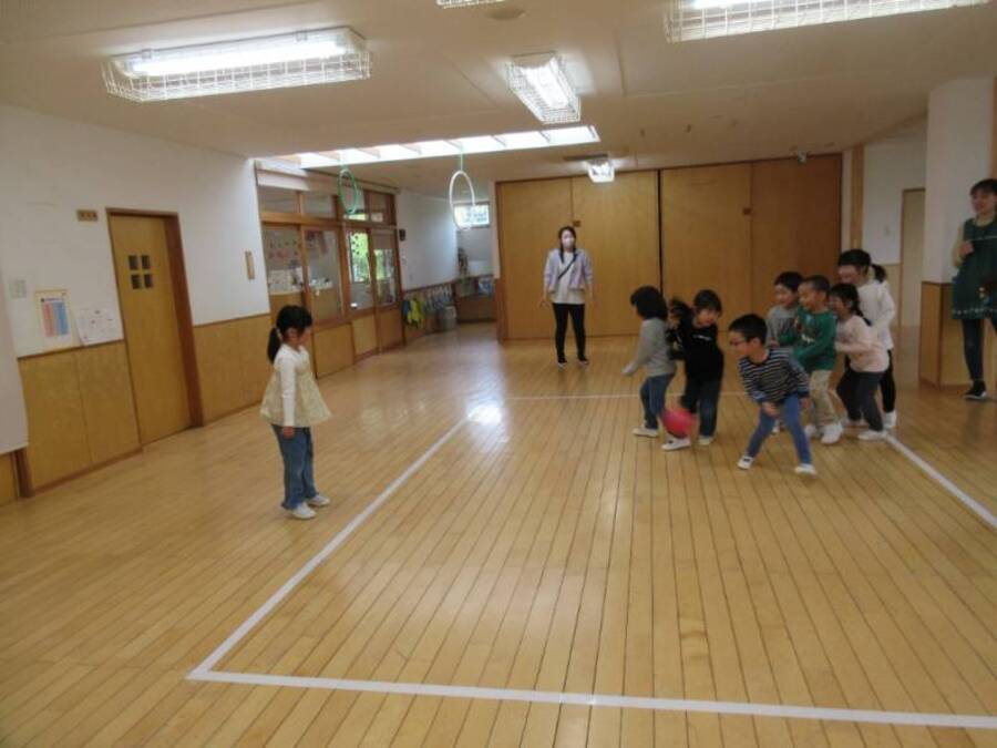 みんな大好き大好き中当てゲーム。ドッヂボールに似た集団遊びです。みんなが大好きなのは王様を決めてのルール。「誰が王様になるのか?」「どうしたら王様を守れるのか?」みんなで相談して遊びを進めました。簡単な遊びだったのでゆり組さんとも一緒にやってみました。