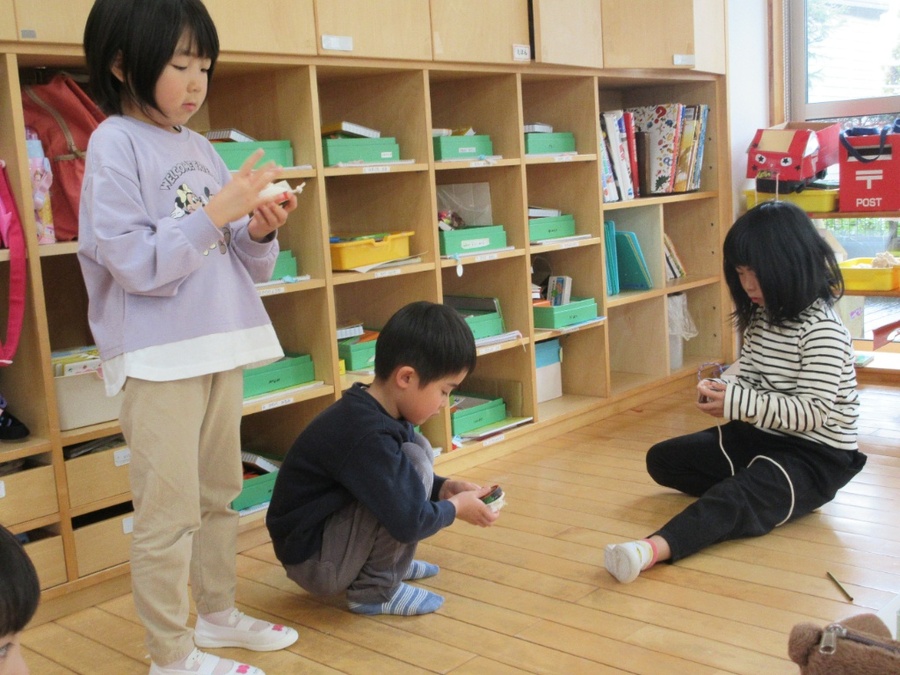 幼稚園からのお年玉は木コマです。始めは巻くのも一苦労。でも何度も挑戦して自分の投げ方を模索しました。回ると歓声を上げたり、自分でびっくりしたりしていましたね。なかなか成功しなくても地道に何度も挑戦するお友達もいます。その様子を見て、あきらめそうになっていた子も再挑戦したり刺激し合っています。苦労して回せるようになった喜びは格別ですね。