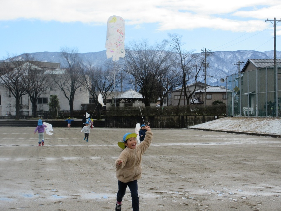 小さいビニール袋で作った凧が、何だかうまくいきません。「なんかフニャフニャや」そこから工夫が始まりました。ビニールを重ねたり割りばしを貼ったり…その中で上手くいった大きな凧をゆり組さんも一緒に作りました。中学校のグラウンドにいって思いっきり走って飛ばしてきました。手に風を実感しましたね。
