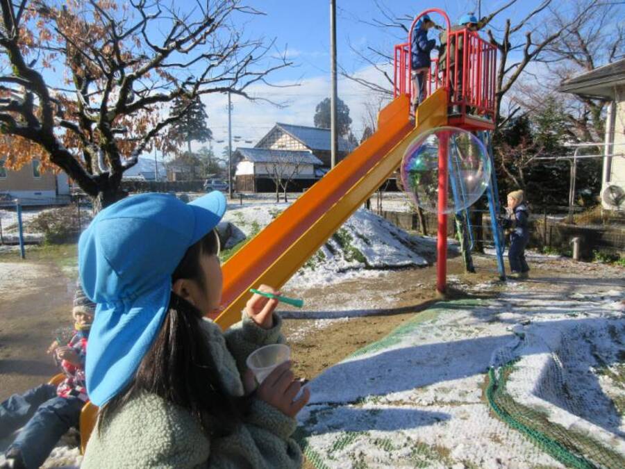 「シャボン玉を凍らせたい」と、何かで見たことを実験したいというお友だちの声から、寒い中でシャボン玉が始まりました。凍っているところにシャボン玉を吹き付けてみましたが残念ながら凍るのは見られませんでした。でも、氷の上に落ちたシャボン玉が触ってもなかなか割れなかったり、見えなくなるまで高く割れないで飛んでいくのを見て「寒かったら割れんがじゃない?」などいろんな想像をしていましたよ。