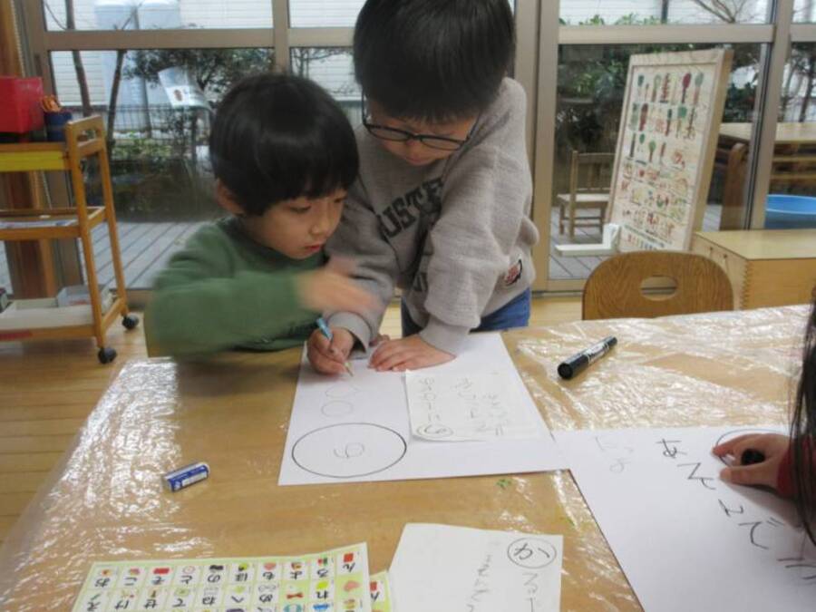 カルタ取りをして遊びました。自分の名前の文字をとるぞと狙っているお友だちもいましたね。お家のカルタの言葉を教え合っているうちにオリジナルが浮かんできました。みんなのを集めて幼稚園の思いでカルタを作ろう。相談しながら50音を考えて作りました。