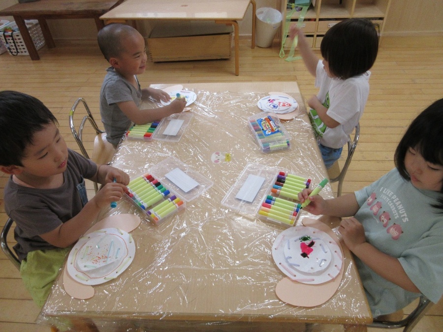 すみれさんでお世話をしているカタツムリのかんたろうくんにお友達を作ってあげよう!とカタツムリさんを制作しました☆殻の部分の模様は、子ども達が紐遠しをして作りました!「かんたろうくんよろこんでくれるかな♪」と楽しみに制作していましたよ♪