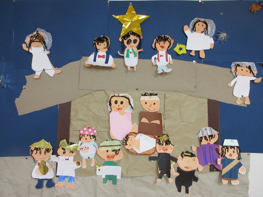 聖誕劇の自分を作品でも表現してみました。衣装も様々な材料を使って自分で工夫し作ってみました。完成してみんなの作品が合わさり、1つの作品になったのがとても嬉しくて、よく壁を見ている可愛らしい姿があります♪