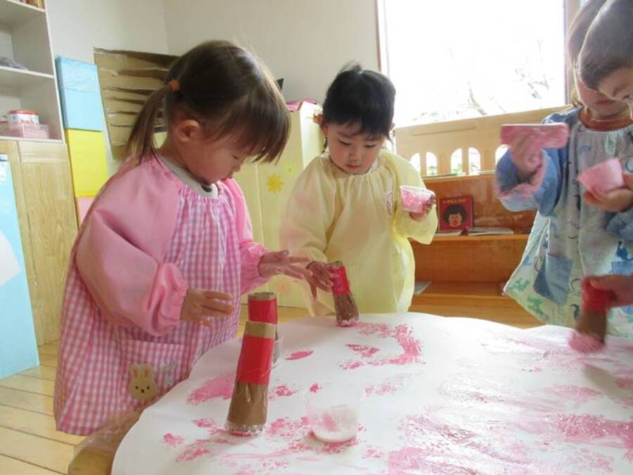 満開の桜きれいだったね。お部屋にもあったらいいなー そこでみんなで桜の木を作りました。大きな紙に絵の具でペタペタたくさん花を咲かせました。持ってきていただいたばかりのお仕事着にたくさん絵の具がついてしまっても気がつかず夢中になっていました。