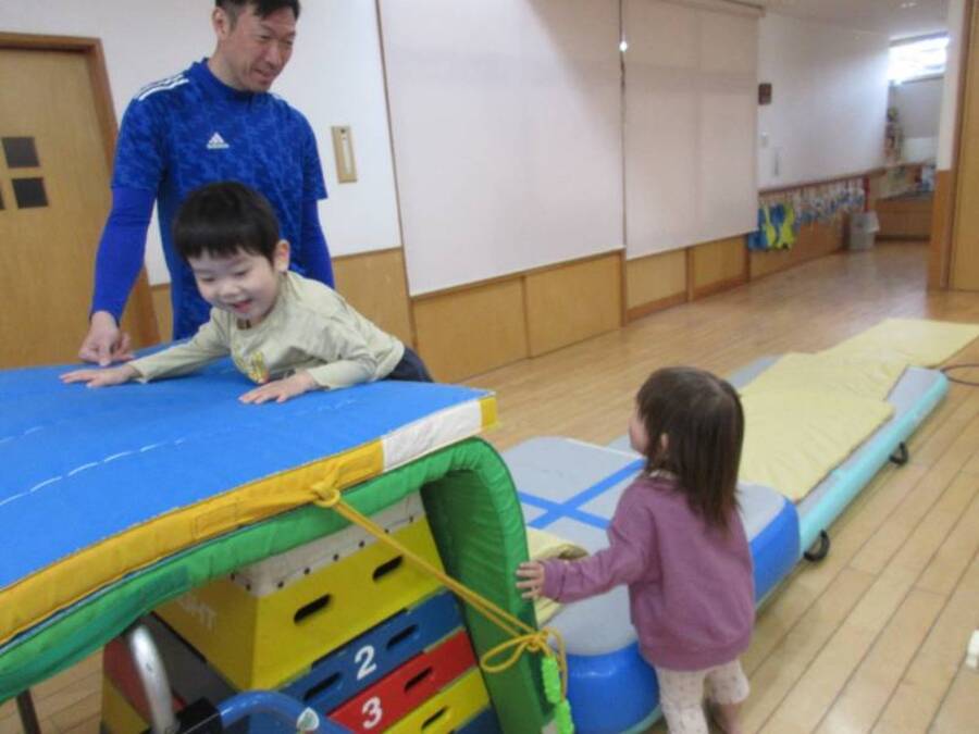 体操教室が始まりました。初めての先生にちょっと緊張気味かな。でもそれは一瞬でみんなやる気まんまん。高い山登りやはしご渡りなど体をいっぱいに使っていましたよ。もっとやりたい!と言うくらい楽しんでいました。