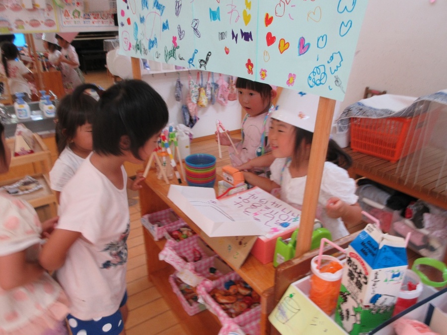 小麦粉粘土で作ったパンを「いらっしゃいませー!」とお店屋さん、お客さんに分かれて遊ぶことを楽しんでいます。「メニュー書かなきゃ!」「エプロンがいるよ!」「看板も!」と自分達で意見を出し合いながら作り上げたパン屋さんは毎日開店中です☆