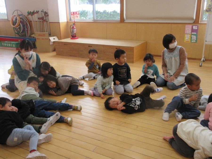 ”お風呂に入ってさあ寝ましょ”すみれ組さんと「あぶくたった」の鬼ごっこをしました。鬼に追いかけられるのが怖かったお友だちも、みんな一緒なら大丈夫、と一緒に走って逃げ回りました。風の音、雨の音、おばけの音…何の音が出るかスリル満点です!