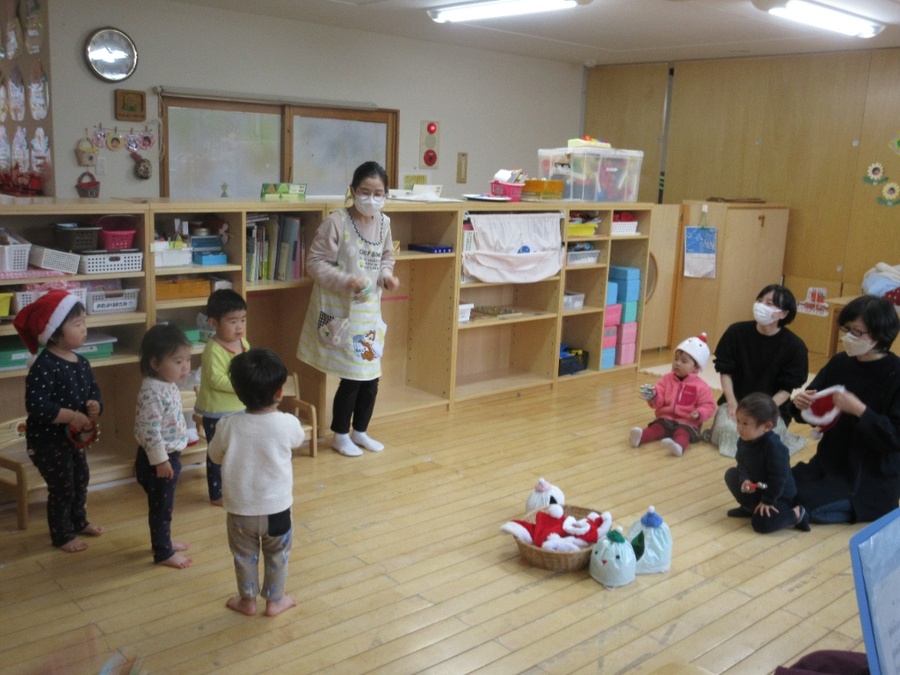 ”一緒にダンスしようよ♪”おひさまランドのお友だちと一緒にクリスマスをお祝いしました。4月から一緒にたんぽぽ組になるお友だちです。同じテーブルにお友だちがくると、「座ってもいいよ」と先輩ぶりがかわいらしいつくし組さんでした。