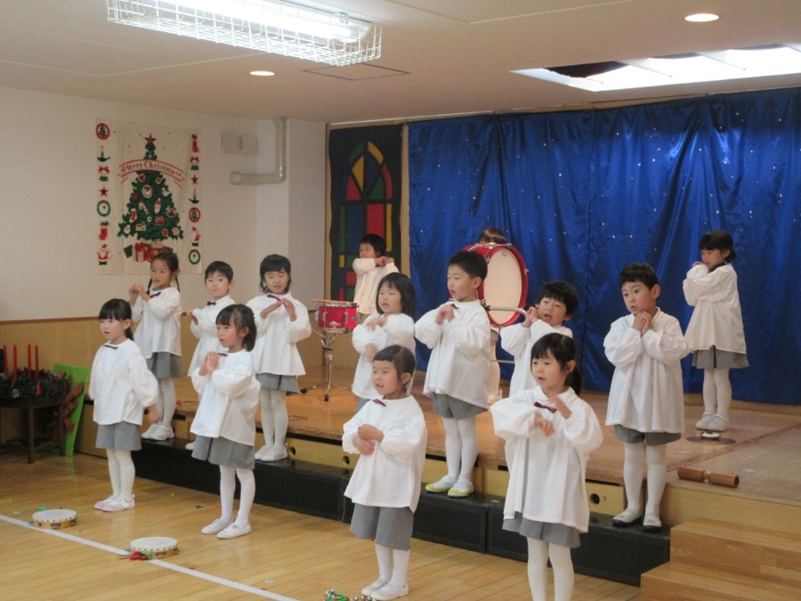 みんなでリズムを合わせてクリスマスソングを演奏しました。ピアノの音に合わせることやみんなで気持ちを合わせて演奏することの大変さや大切さを感じながら本番に向けて練習を頑張る子どもたちです。「簡単だよ!」と言いながらも毎日の練習を真剣に頑張る姿に頼もしい気持ちになりました☆