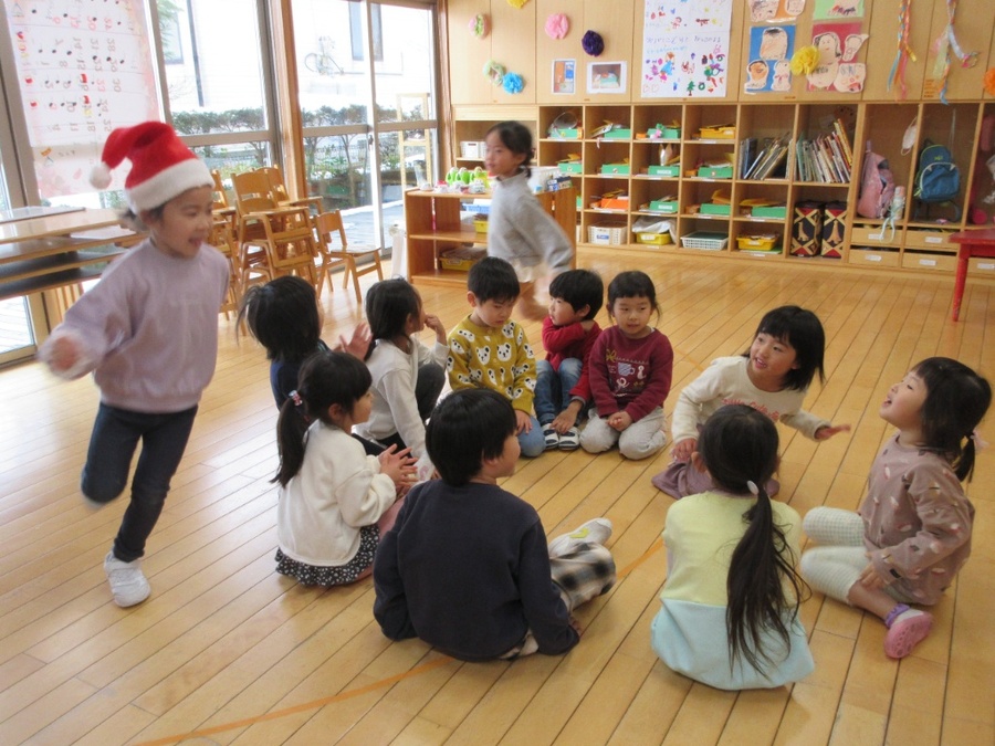 クリスマス礼拝が終わり、落ち着いた日常の中でお部屋でクリスマスパーティーをしました。みんなでどんなことをしたいか意見を出し合って、飾りつけの準備もコツコツと頑張る子どもたちでした。パーティー当日はみんなで司会を回したり、お気に入りのダンスをしたりと楽しい時を過ごしました。