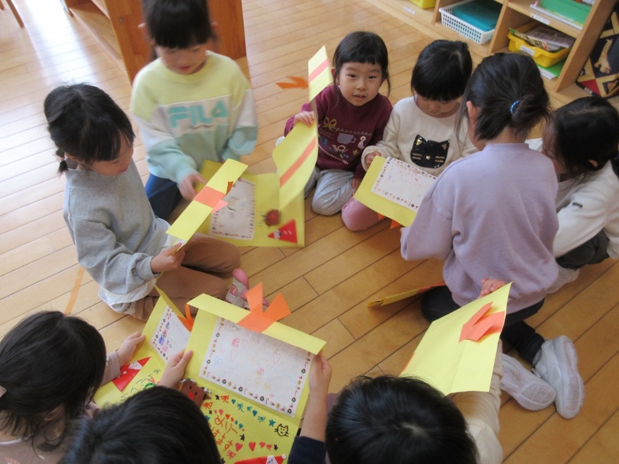 友達に何をあげたら喜んでもらえるかな?と考えながら描いたプレゼント☆どれが当たるかな~?とワクワクしながらプレゼント交換をしました。当たったプレゼントを開いて「〇〇ちゃん!ありがとう♡」あったかい言葉がたくさん聞こえるプレゼント交換となりました♪