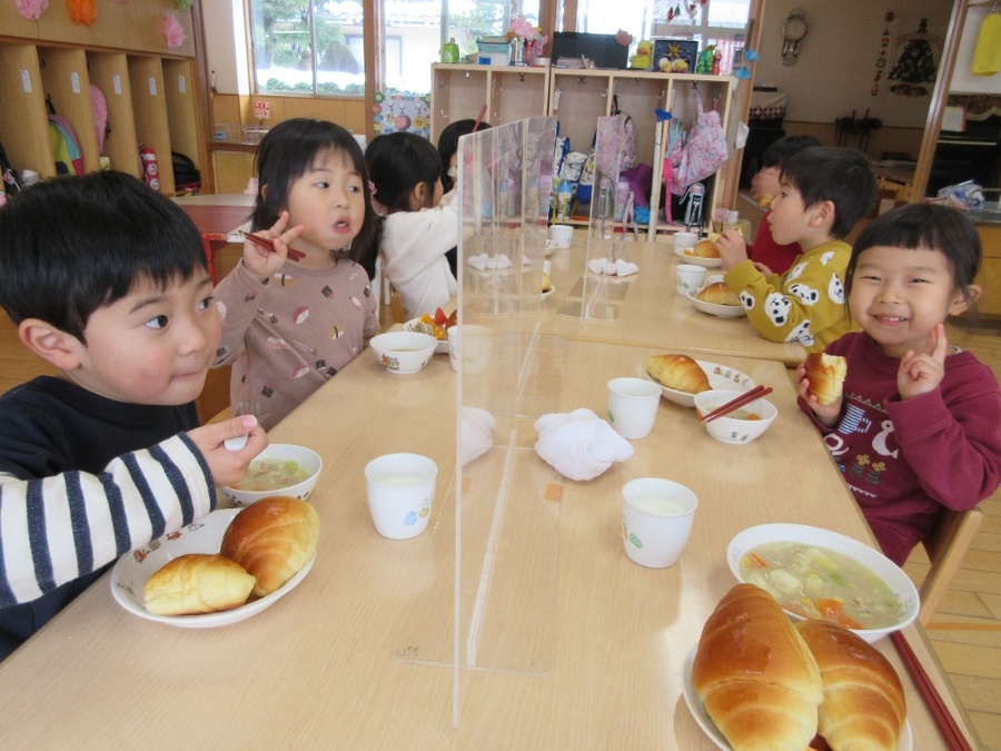 時々お部屋で給食を食べることがあると「やったー!」と大喜びのゆり組さんです。いつもと違う所でいつもと違うグループの友達と食べられることに嬉しさを感じながらの食事となりました。なぜだかお部屋での給食は食べ終わるのが早いゆり組さんです。