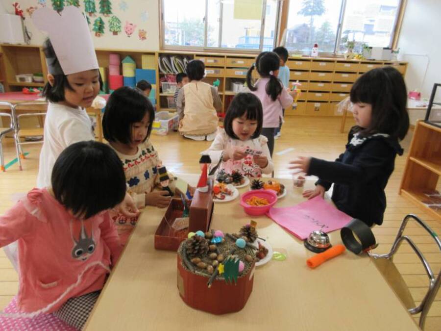 クリスマスプレゼント作りでも使った木の実たちを使ってクッキング♪ボンドの扱いにも慣れ、子どもたちは先生にもらったお皿に自由に盛り付けてオリジナルのお料理たちが完成しました。そのお料理たちを使ってレストランがオープン!ほかのお部屋のお友だちもお客さんで来てくれてレストランは大盛況でした。レストランでのやり取りは本当のレストランのようでしたよ☆彡