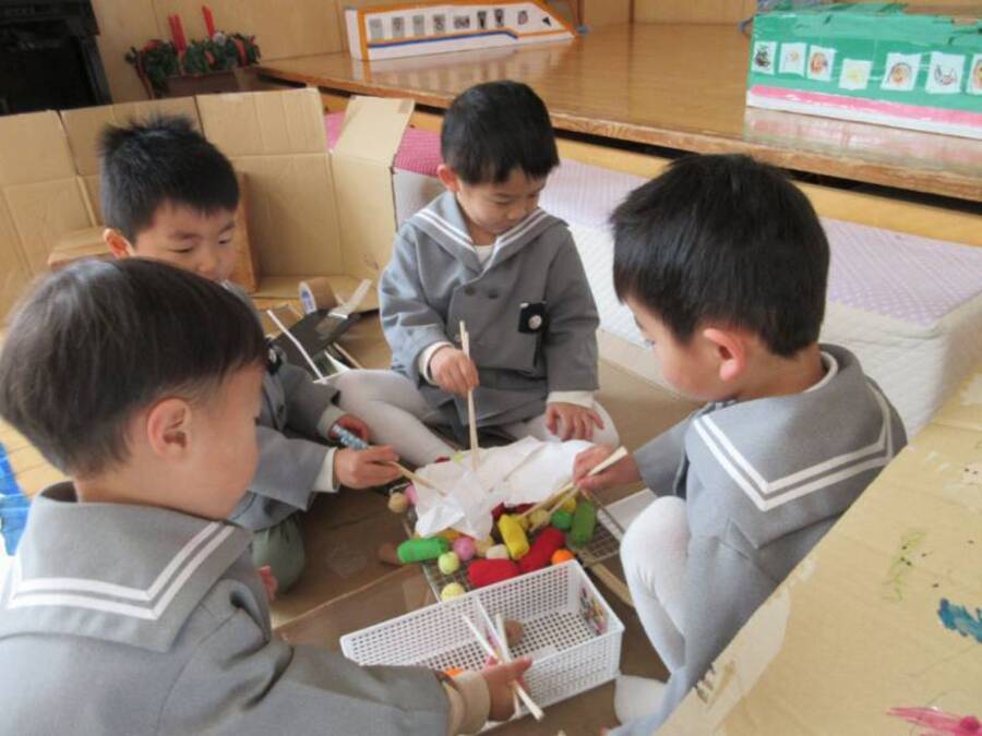 かいぞくせんを作って海賊ごっこをしていた男の子たち。あれ?海に潜って魚を捕まえている…いつの間にか漁師さんになっていたようです(笑)網を用意して獲れたての魚や貝を焼いてみんなでいただきます!箸も上手に使えるようになりました。